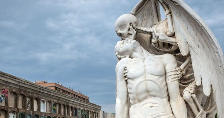 El beso de la muerte, una escultura del cementerio de Poblenou (Barcelona) / SHUTTERSTOCK