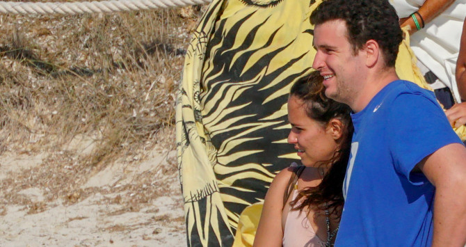 Carolina Monje y Aless Lequio abrazados en las playas de Formentera / AGENCIAS