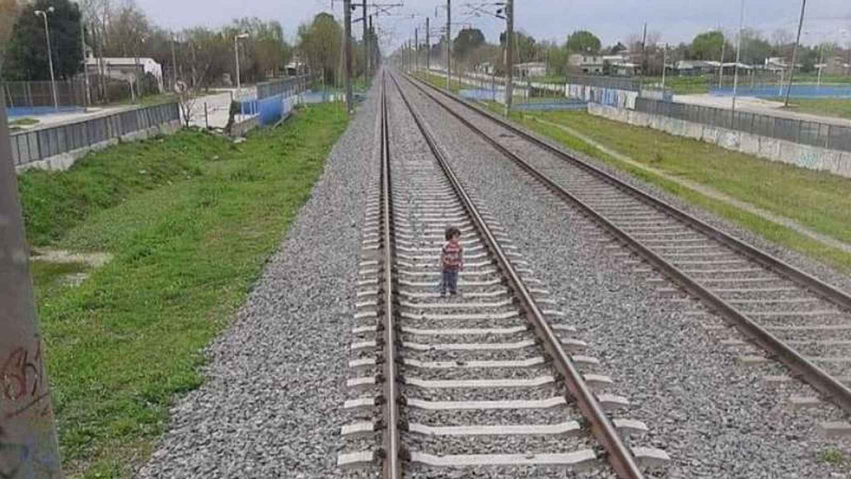 Un niño en medio de las vías del tren / TWITTER