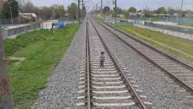 Un niño en medio de las vías del tren / TWITTER