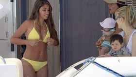 Antonella Roccuzzo con un bikini tanga amarillo