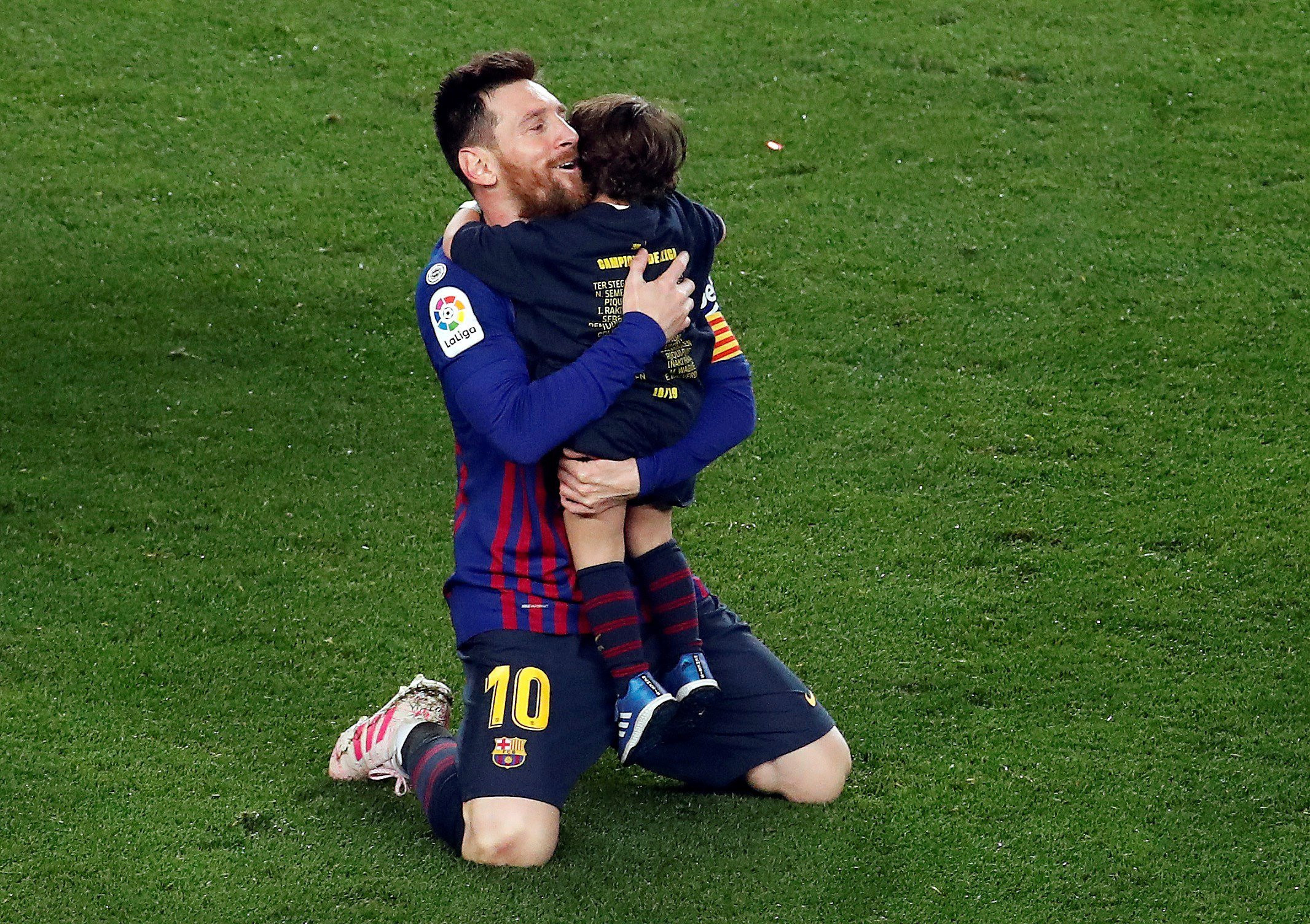 Leo Messi abraza a su hijo Mateo / EFE