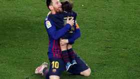 Leo Messi abraza a su hijo Mateo / EFE
