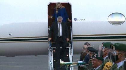 presidente de Argentina llega a México con avión privado de Messi