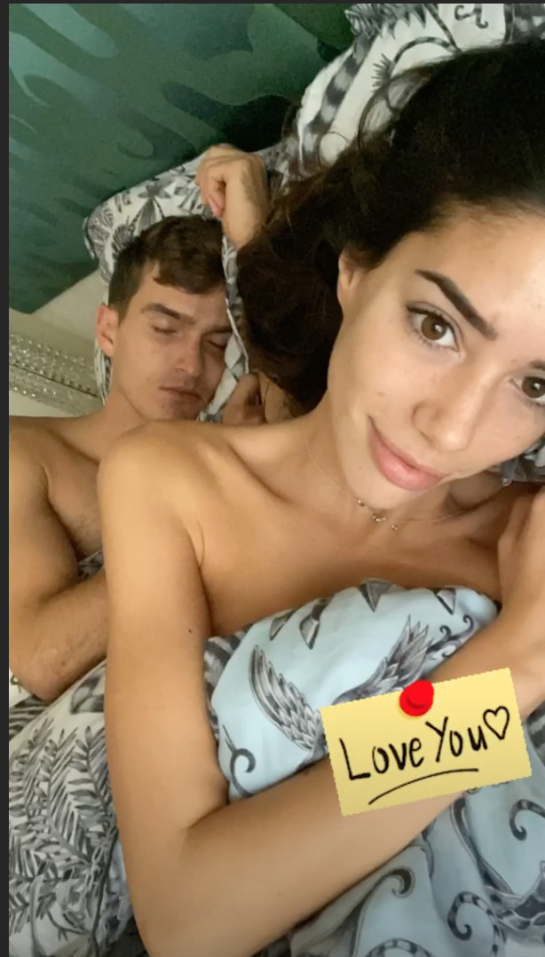 Nadia Avilés y Denis Suárez en la cama desnudos