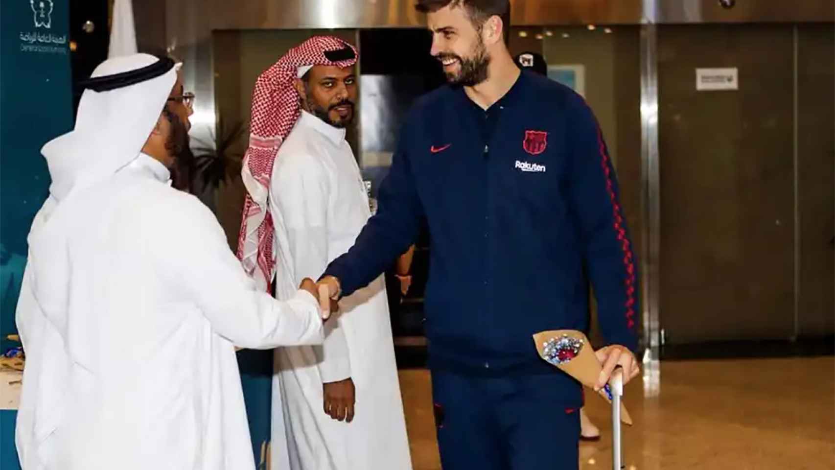 Gerard Piqué, saludado por los jeques a su llegada a Arabia Saudí / FCB