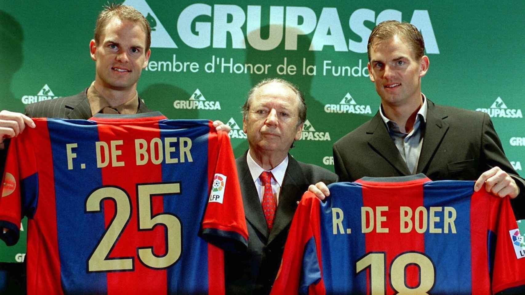 Frank y Ronald de Boer, con el expresidente Núñez, en su presentación como jugadores del Barça / EFE