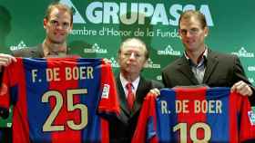 Frank y Ronald de Boer, con el expresidente Núñez, en su presentación como jugadores del Barça / EFE