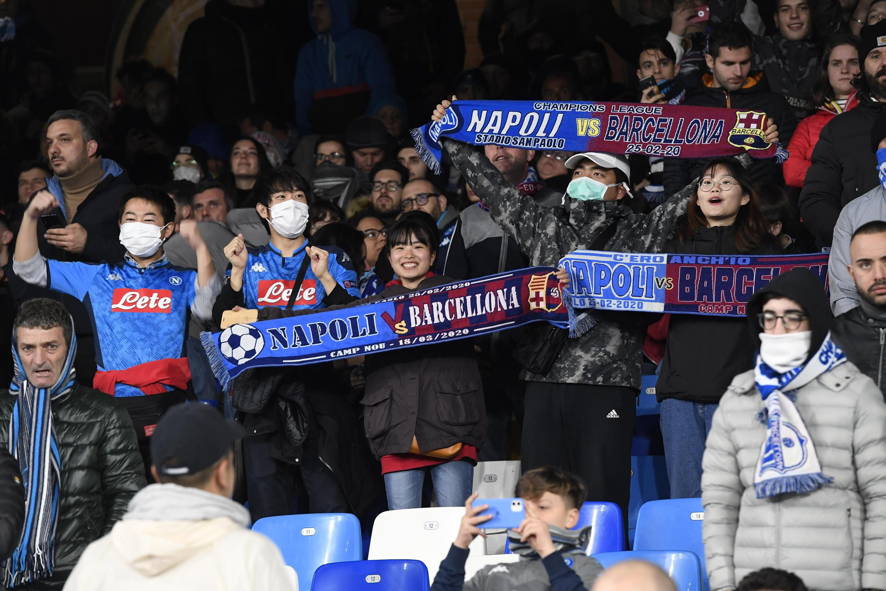 Aficionados con mascarillas en el Nápoles-Barça | EFE