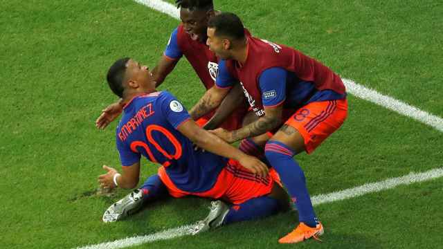 Roger Martínez y Duván Zapata celebrando el primer gol de Colombia / EFE