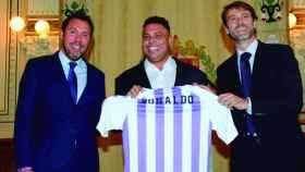 Ronaldo Nazario con Carlos Suárez en su presentación como nuevo propietario del Valladolid / EFE