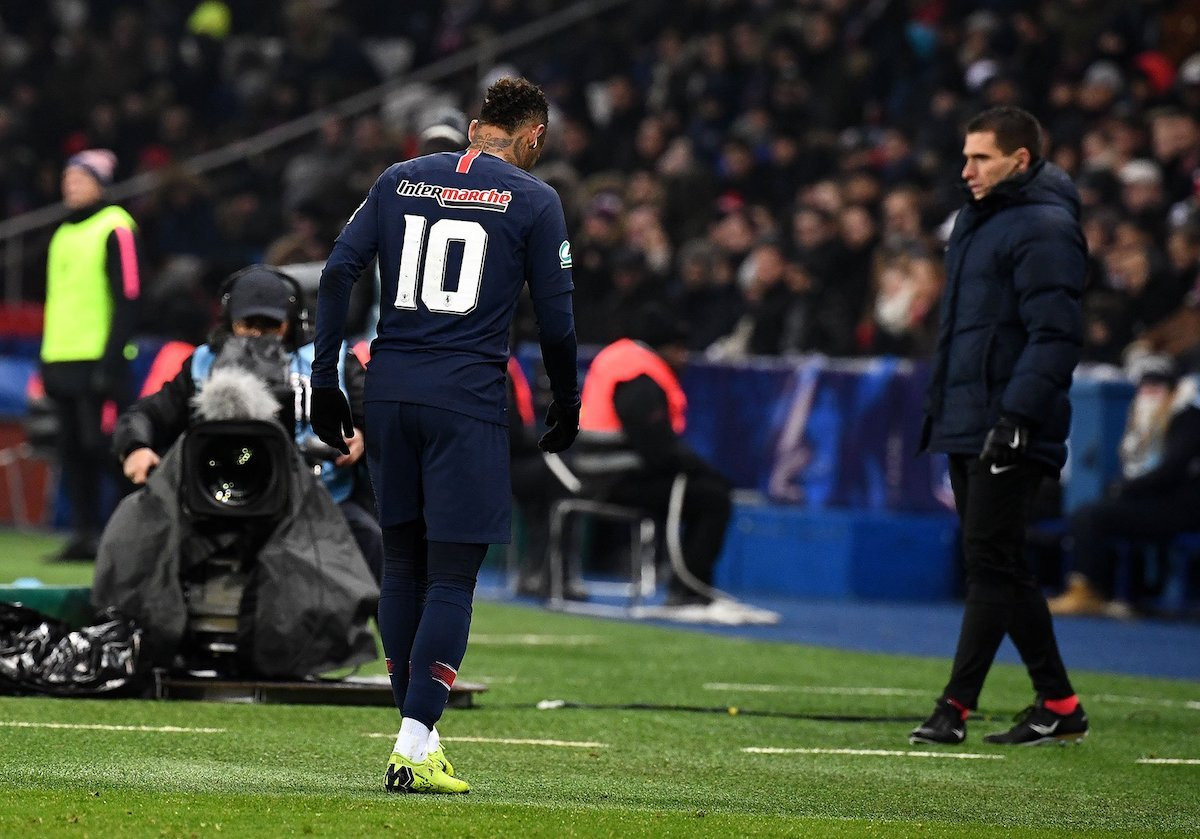 Una foto de Neymar abandonando el terreno de juego lesionado frente al Estrasburgo / EFE