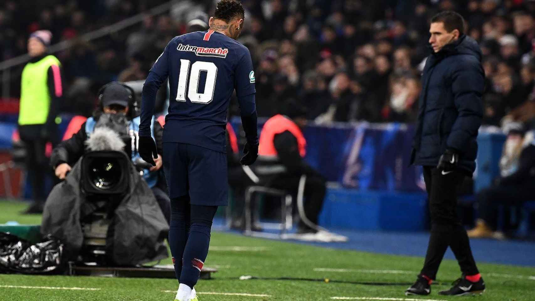 Una foto de Neymar abandonando el terreno de juego lesionado frente al Estrasburgo / EFE