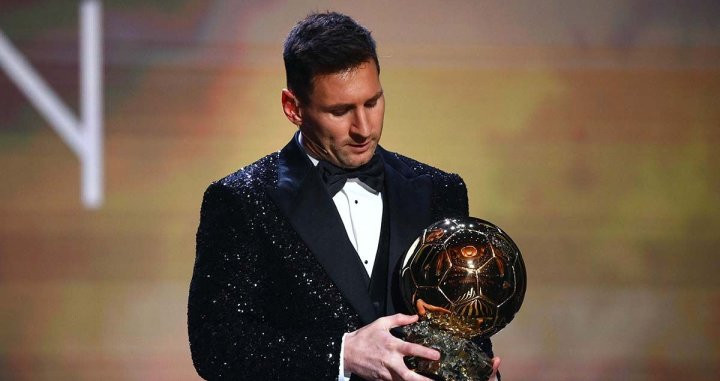 Leo Messi observa el séptimo Balón de Oro de su carrera profesional / REDES