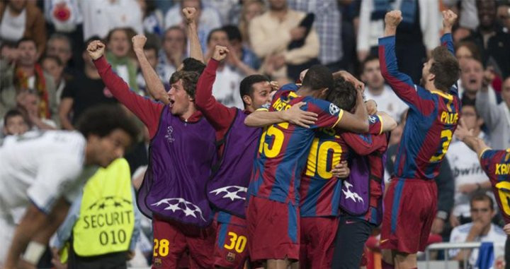Los jugadores del Barça celebrando con Messi su gol en el Bernabeu en semifinales de la Champions League en 2011 / REDES