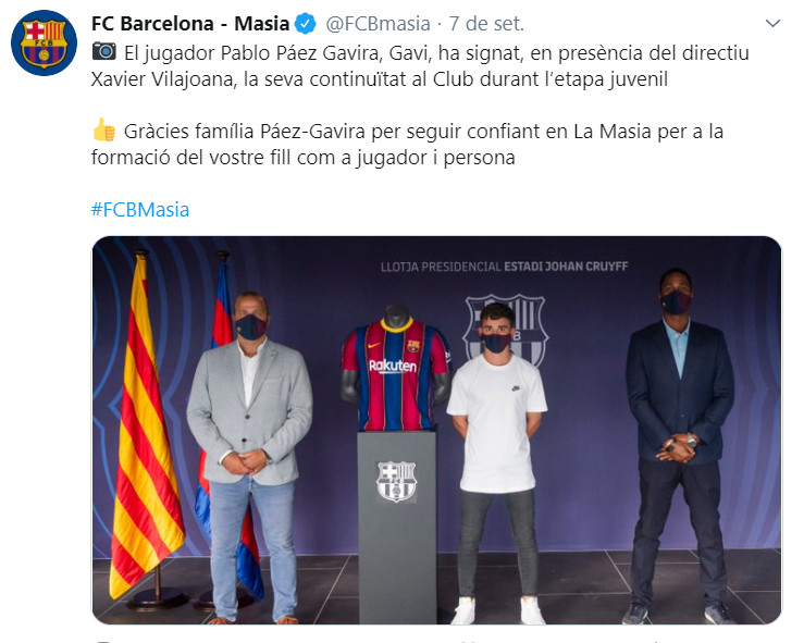 Imagen de la renovación de Gavi con Kluivert y Vilajoana / FC Barcelona