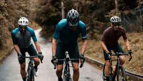 Tres ciclistas con su casco de bici / ARCHIVO
