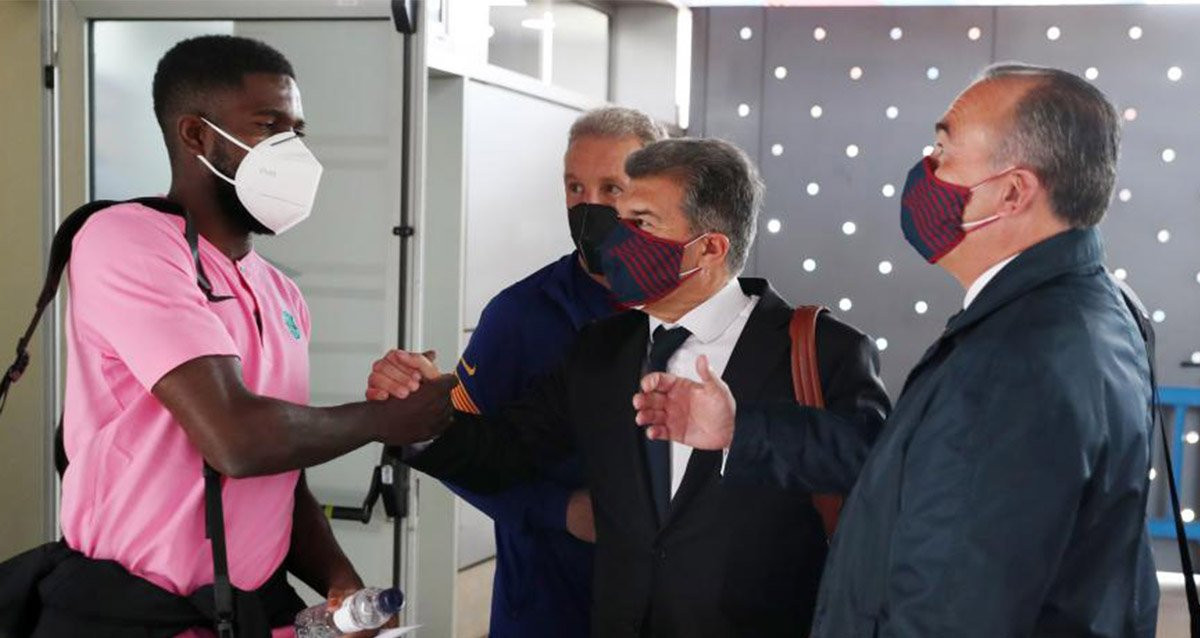 Samuel Umtiti estrecha la mano de Laporta en presencia de Rafa Yuste / FCB