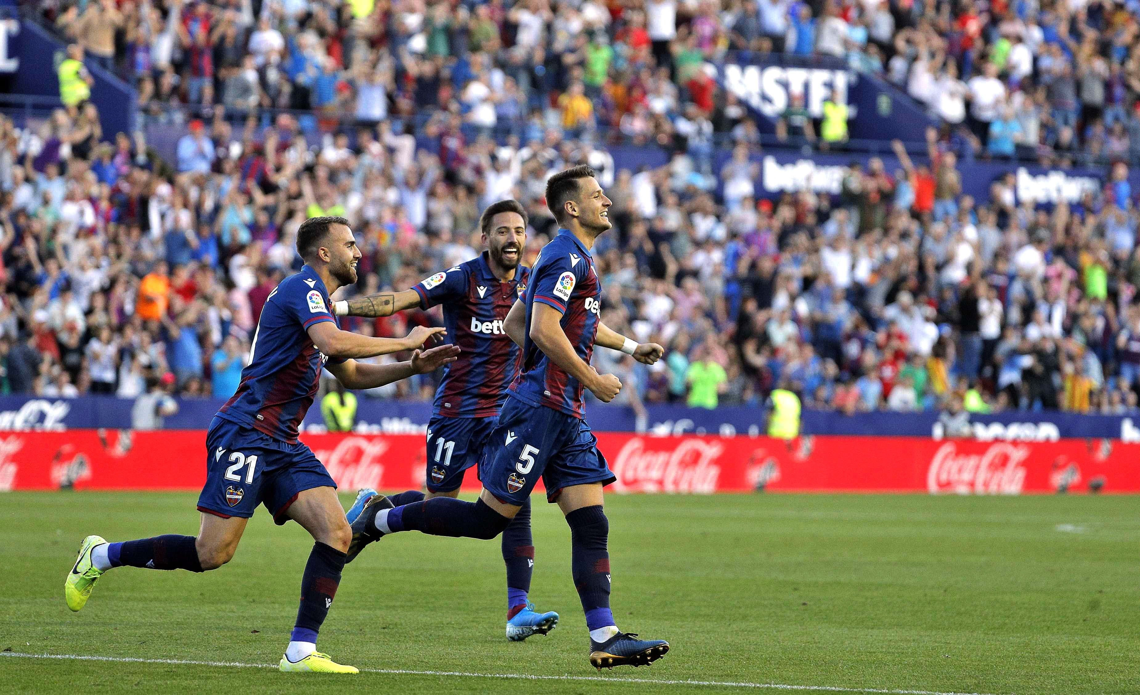 Los jugadores del Levante celebran el tercer gol | EFE