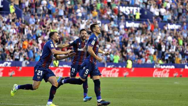 Los jugadores del Levante celebran el tercer gol | EFE