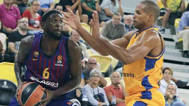 El escolta estadounidense de baloncesto --una de las secciones del club con futuro negro-- del FC Barcelona, Chris Singlenton (i), con el balón ante la defensa del jugador dominicano Herbalife Gran Canaria, Eulis Báez / EFE