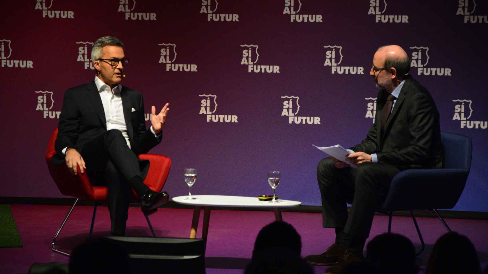 Víctor Font conversa con Antoni Bassas en la presentación de la candidatura 'Sí al futur' / SI AL FUTUR