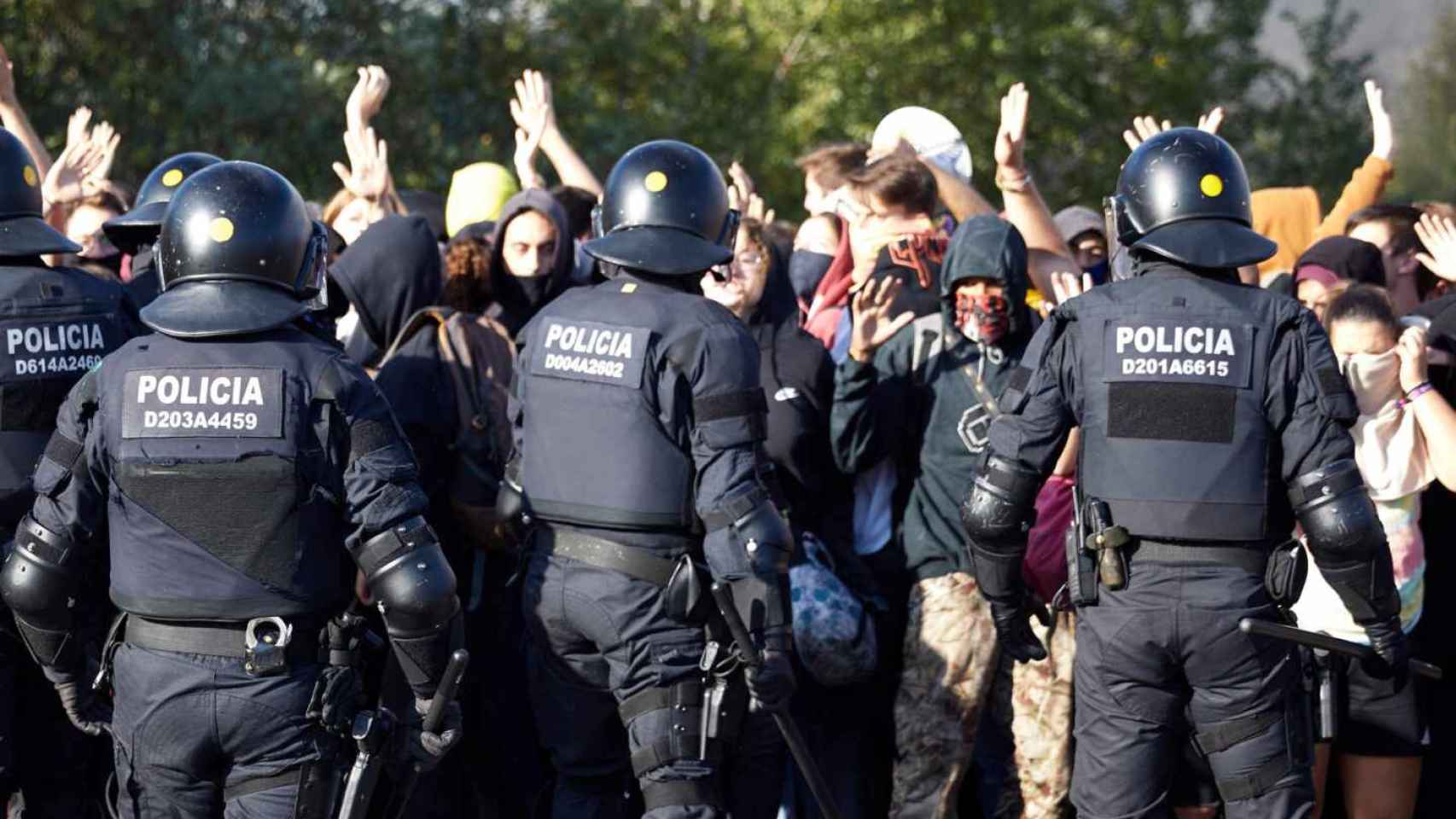 Policía Naciona conteniendo manifestantes del Tsunami Democràtic / EFE