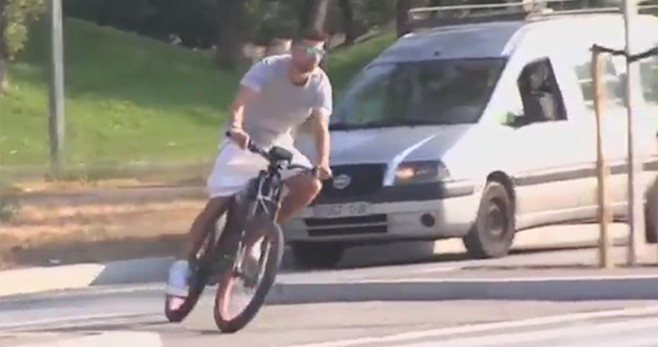 Gerard Piqué, acudiendo a entrenar en bicicleta eléctrica y sin casco / REDES