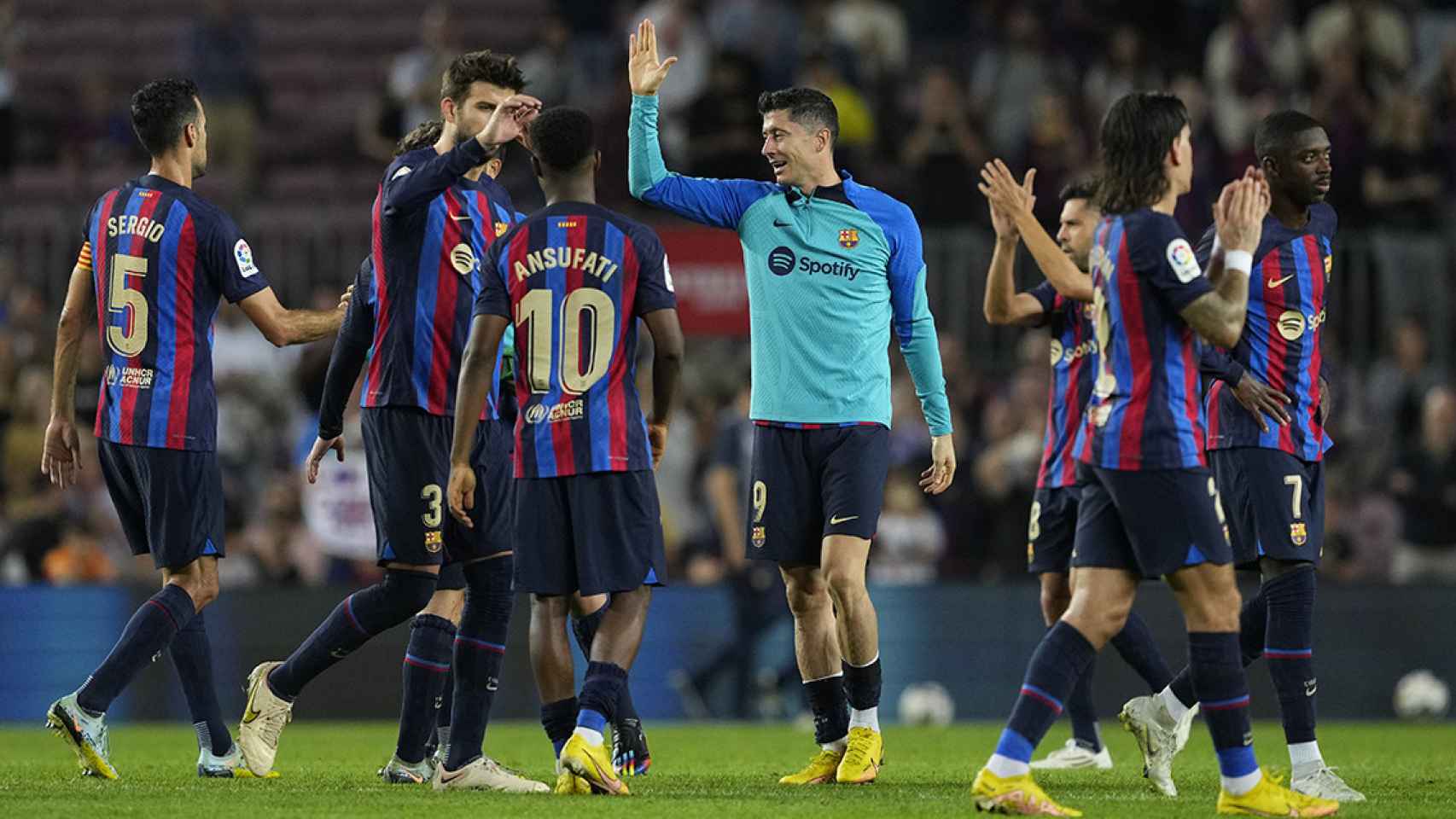 Los jugadores del Barça saludan a la afición, tras la goleada contra el Villarreal / EFE