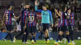 Los jugadores del Barça saludan a la afición, tras la goleada contra el Villarreal / EFE
