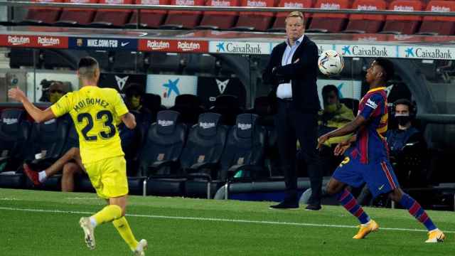 Ronald Koeman dirigiendo al Barça contra el Villarreal / FC Barcelona