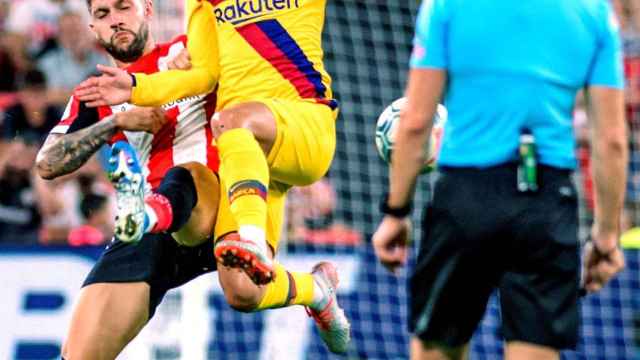 Griezmann en un choque con Unai Núñez / EFE