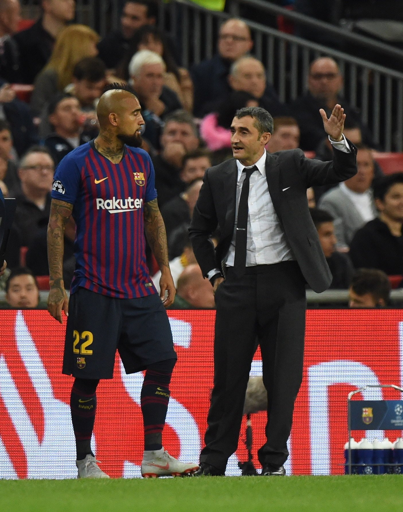 Arturo Vidal recibe instrucciones de Valverde durante un partido del Barça / EFE