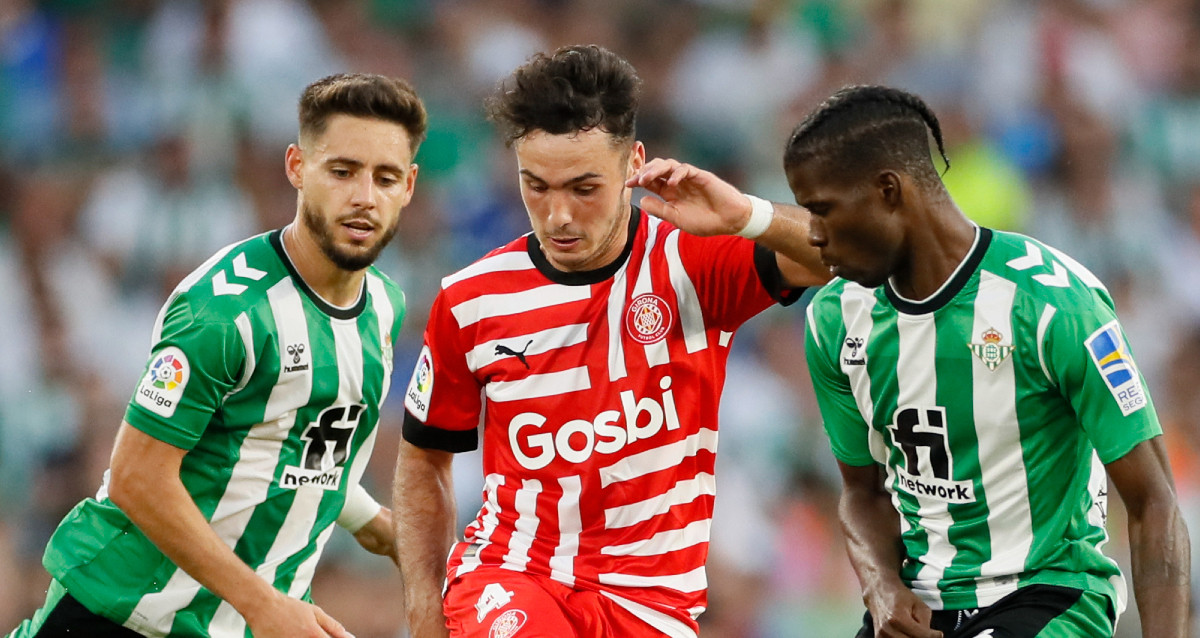 Arnau Martínez, protegiendo el balón contra dos jugadores del Real Betis / EFE