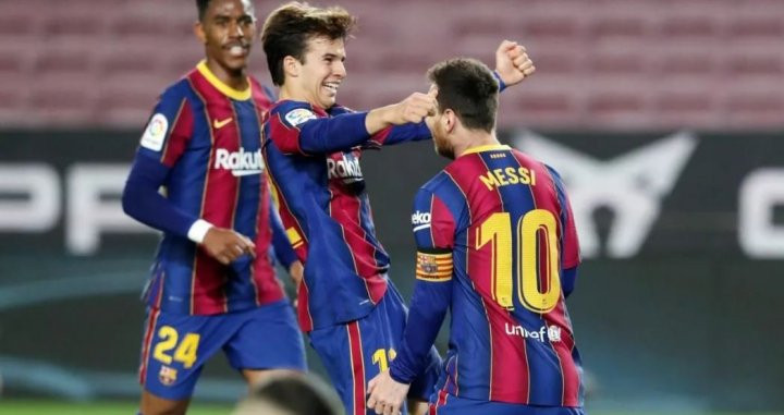 Riqui Puig celebrando con Messi y Junior Firpo un gol ante el Alavés / FCB