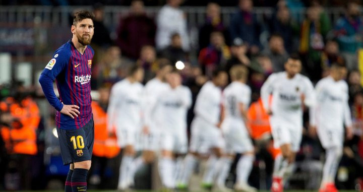 Messi lamenta un gol del Valencia / EFE