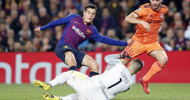 Una acción ofensiva de Coutinho con el portero del Olympique de Lyon, Anthony Lopes / FC Barcelona