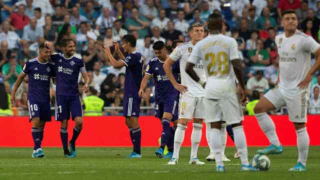 Los jugadores del Real Madrid lamentando un gol del Valladolid / EFE