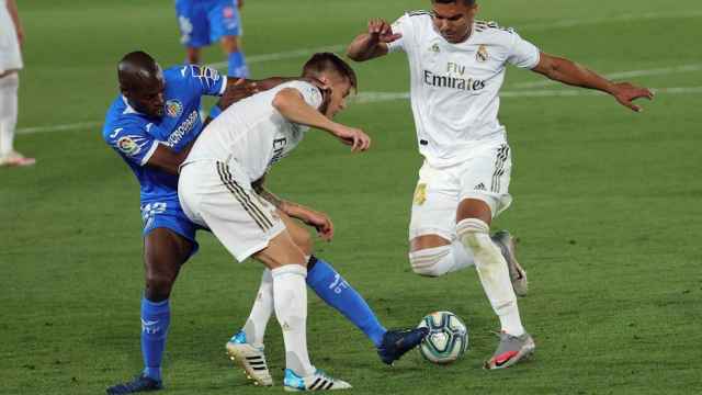 Kroos y Casemiro con Nyom en un partido que decidió Sergio Ramos / EFE