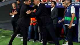 El Cholo Simeone y Zinedine Zidane saludándose antes del derbi / EFE