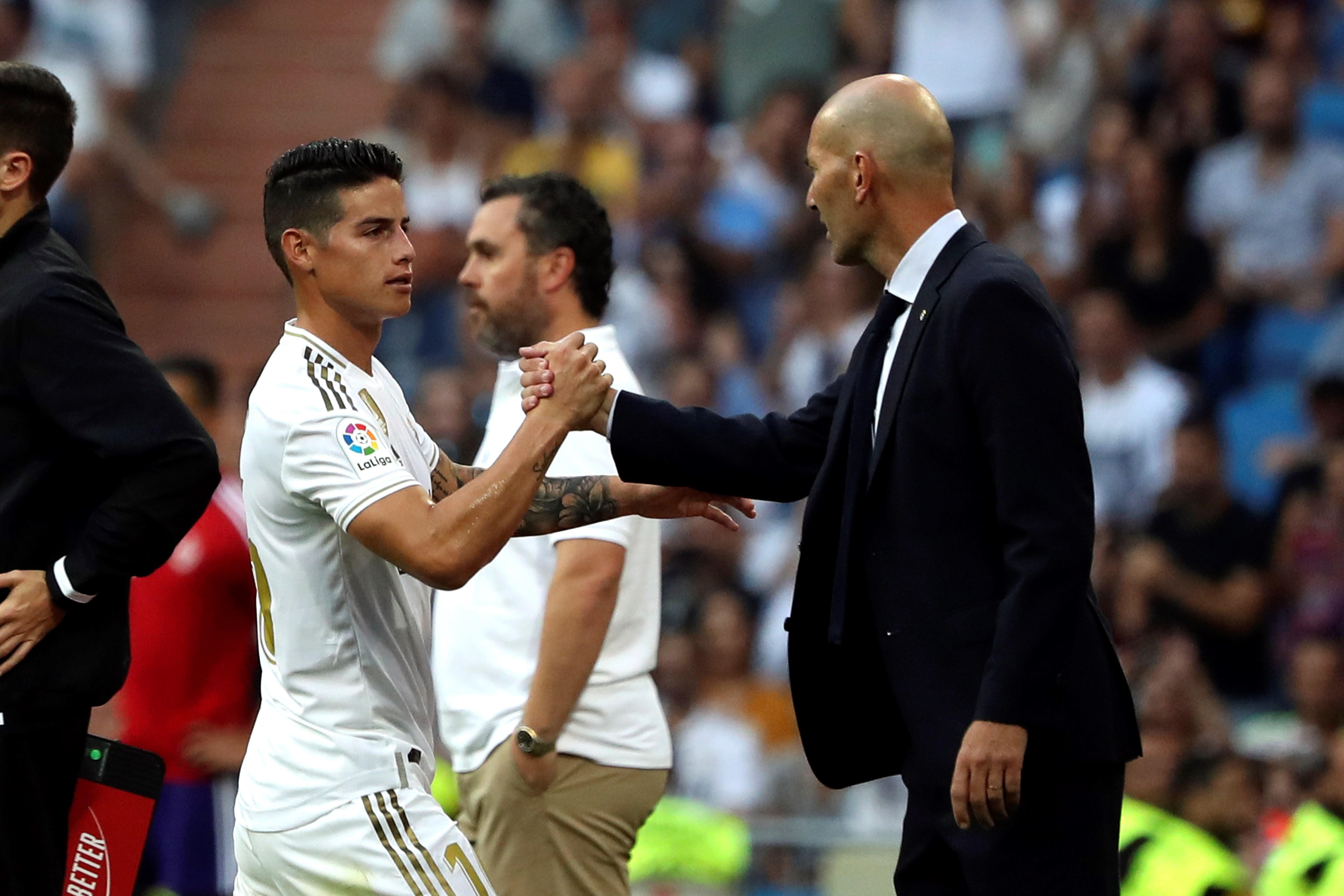 Una foto de James y Zidane durante el Real Madrid - Valladolid / EFE