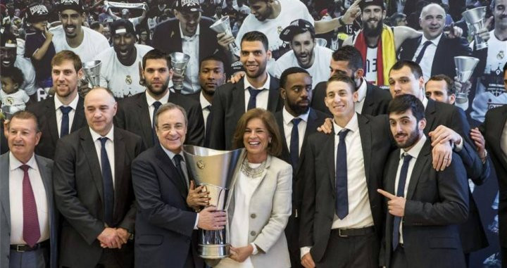 Florentino Pérez celebrando la Euroliga del equipo de baloncesto / EFE