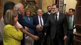 Mariano Rajoy se despide de algunos diputados hoy en el Congreso / EFE