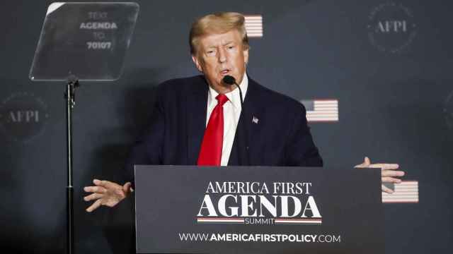 El expresidente estadounidense Donald J. Trump pronuncia un discurso durante la cumbre America First Agenda del America First Policy Institute en Washington, DC, en Estados Unidos - EFE/EPA/SHAWN THEW 