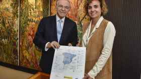 Una foto del presidente de la Fundación Bancaria la Caixa, Isidro Fainé, y la ministra de Sanidad, Servicios Sociales e Igualdad, Dolors Montserrat Atención