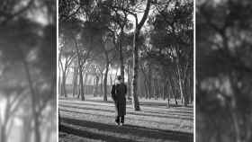Don Pío Baroja paseando por el retiro. Madrid 1950 / NICOLAS MULLER