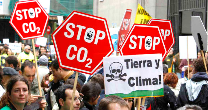 Varias pancartas en una manifestación convocada para celebrar el Día de la Tierra en Madrid / EFE