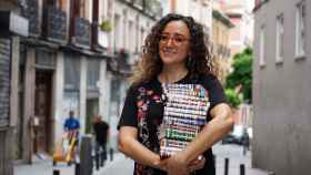 Christina Linares posa con los libros de poesía de Renacimiento en una calle de Madrid / YOLANDA CARDO