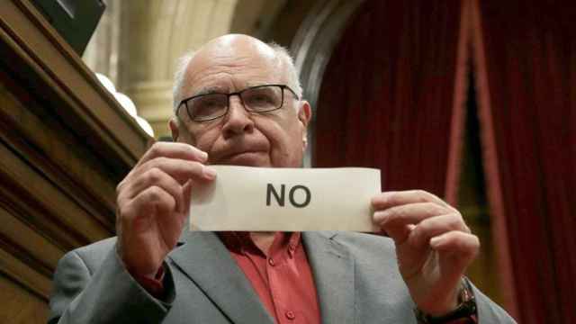 El presidente del grupo parlamentario Catalunya Sí Que Es Pot, Lluís Rabell, muestra su voto en el pleno del Parlament