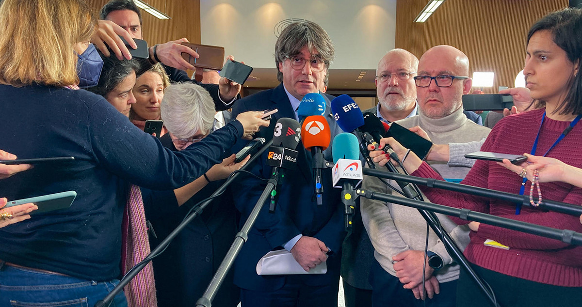 El expresidente catalán Carles Puigdemont (c) flanqueado por los 'exconsellers' Clara Ponsatí (i), Lluís Puig (2d) y el abogado Gonzalo Boye (d) / EFE